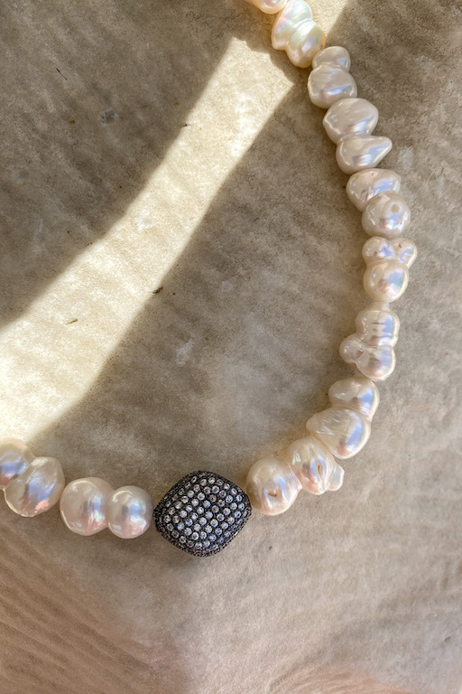 Ожерелье из крупного жемчуга с камнем со стразами