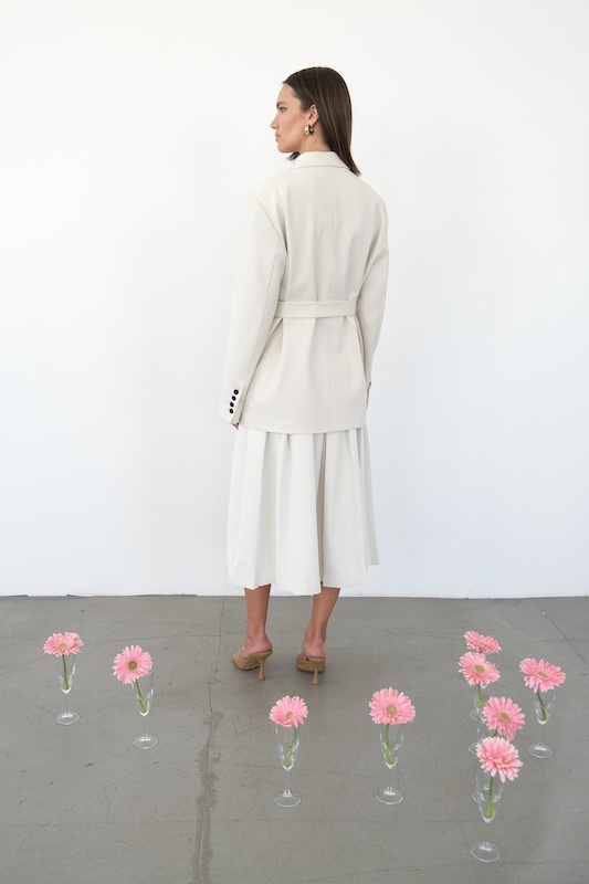  Жакет молочный с поясом