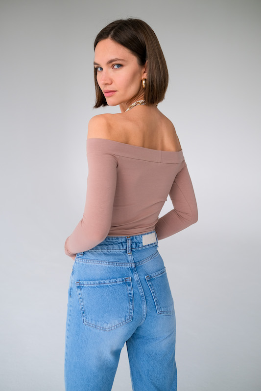 Топ с открытыми плечами