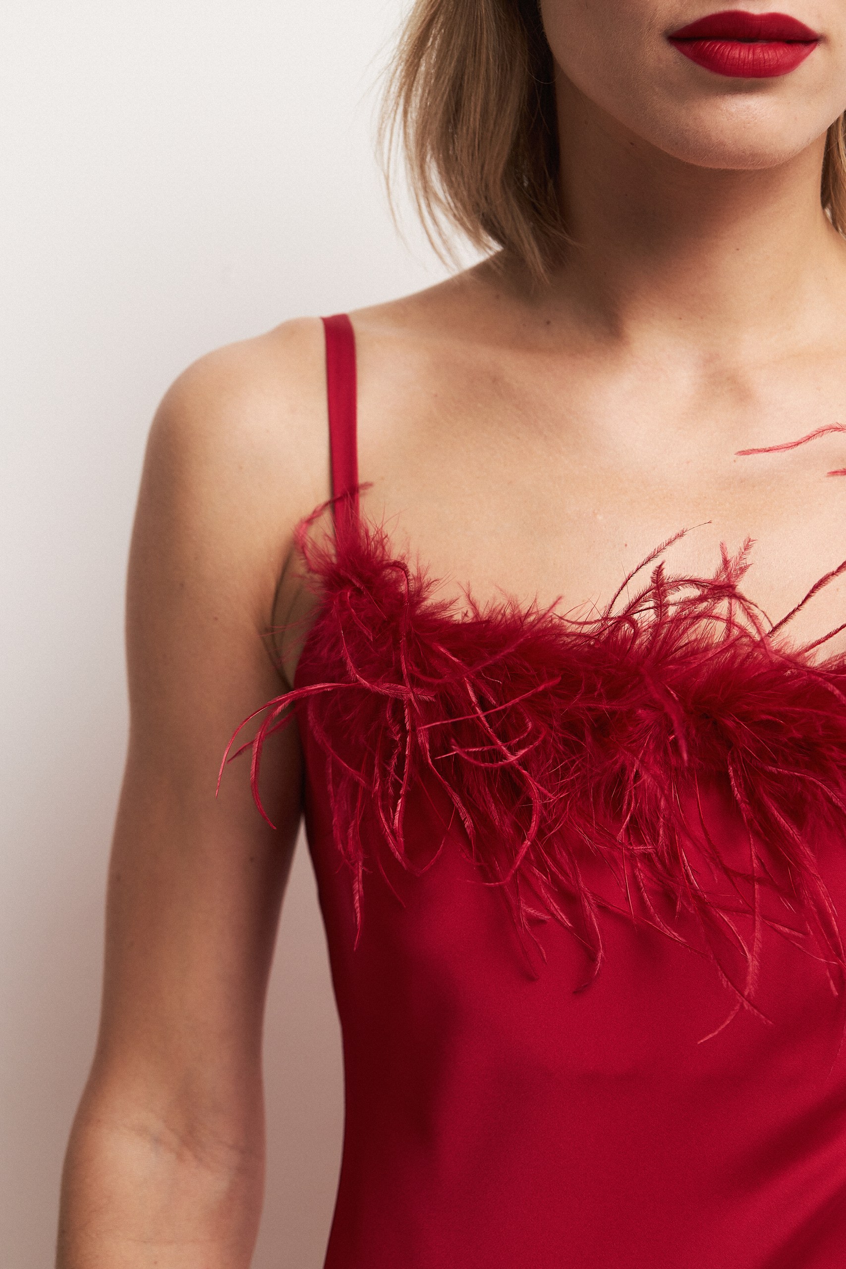 Платье-комбинация мини с перьями 