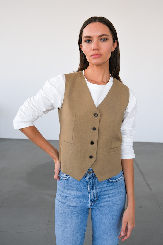  Жилет бежевый