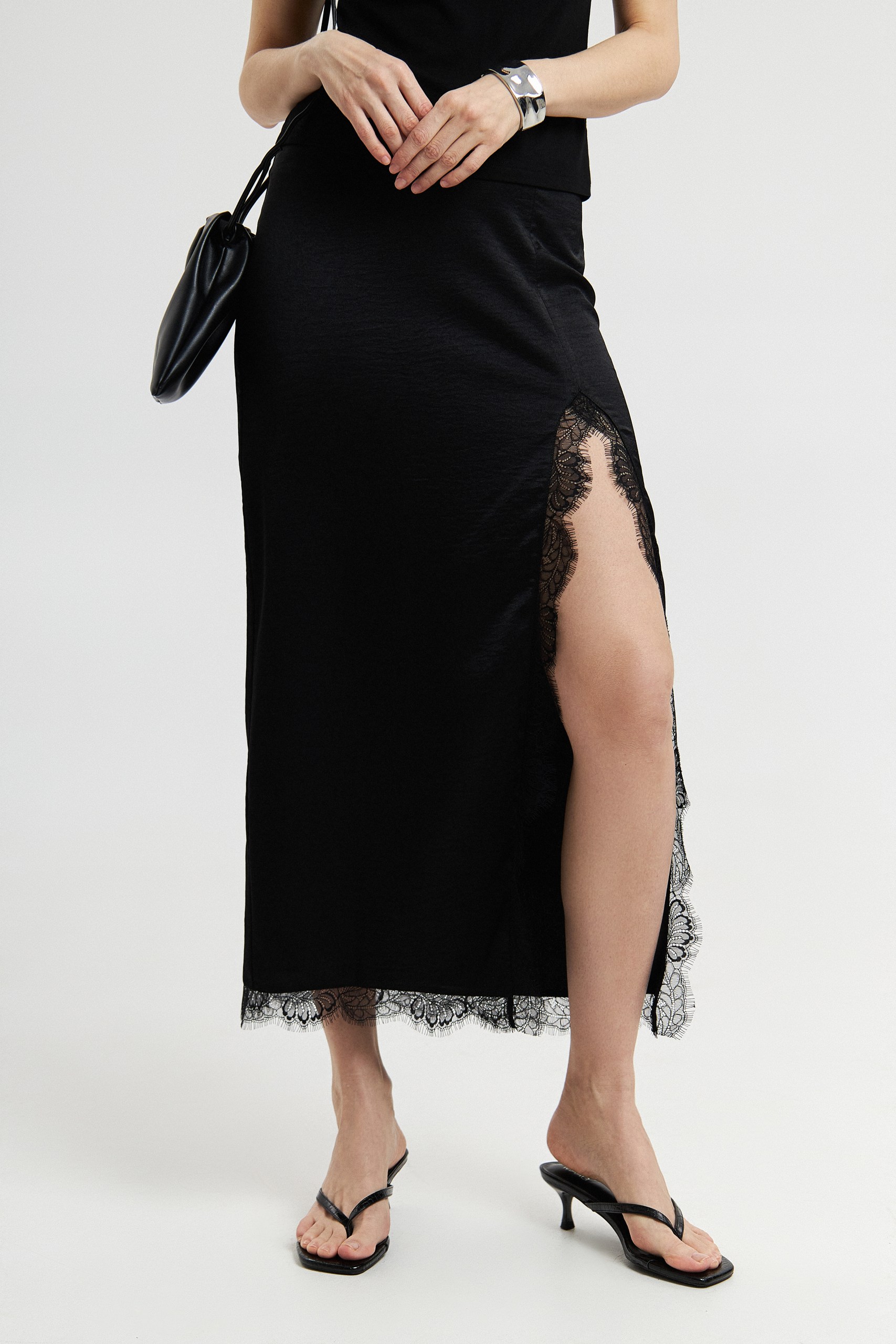 Юбка с кружевным разрезом