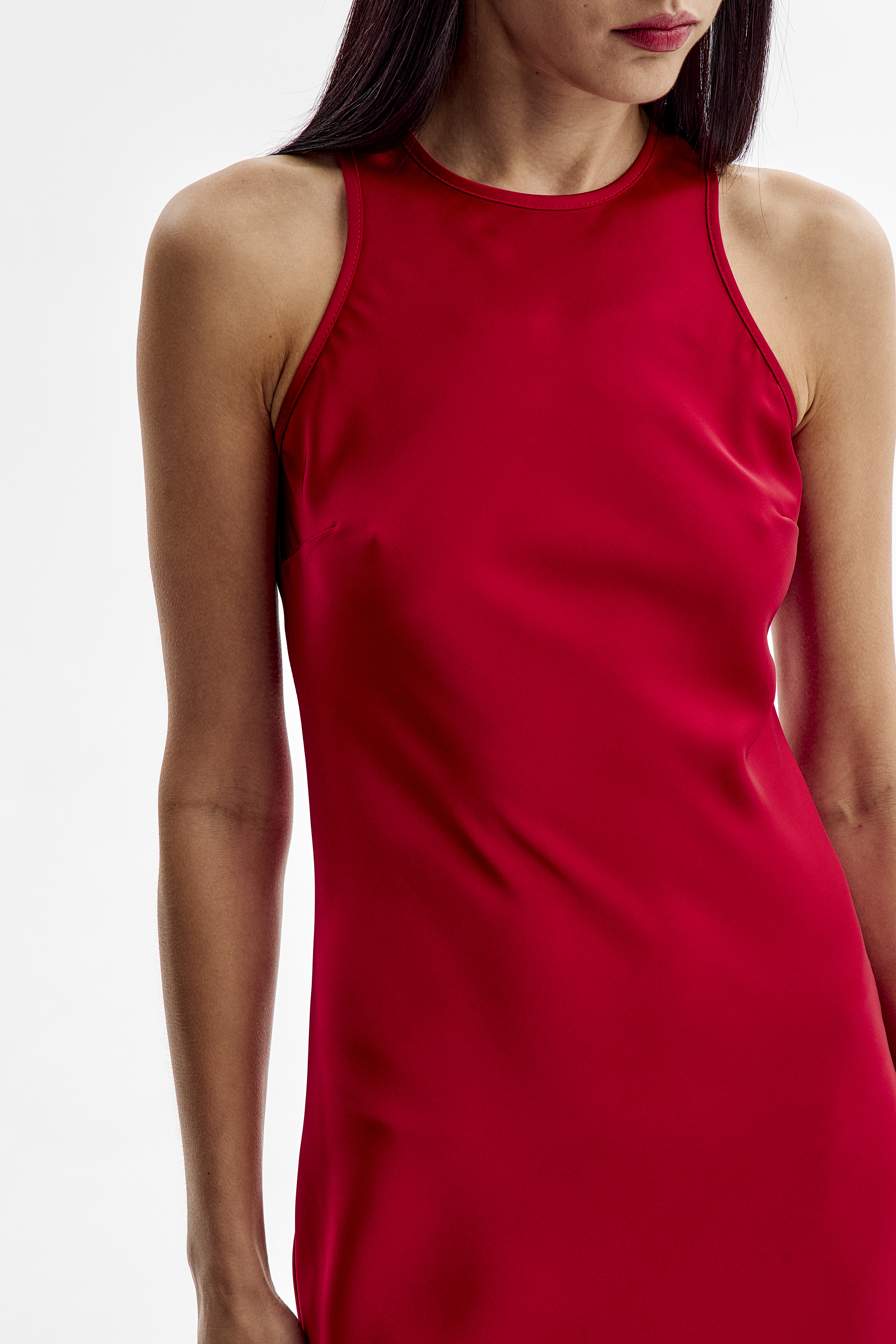  Платье атласное макси с каплей на спине