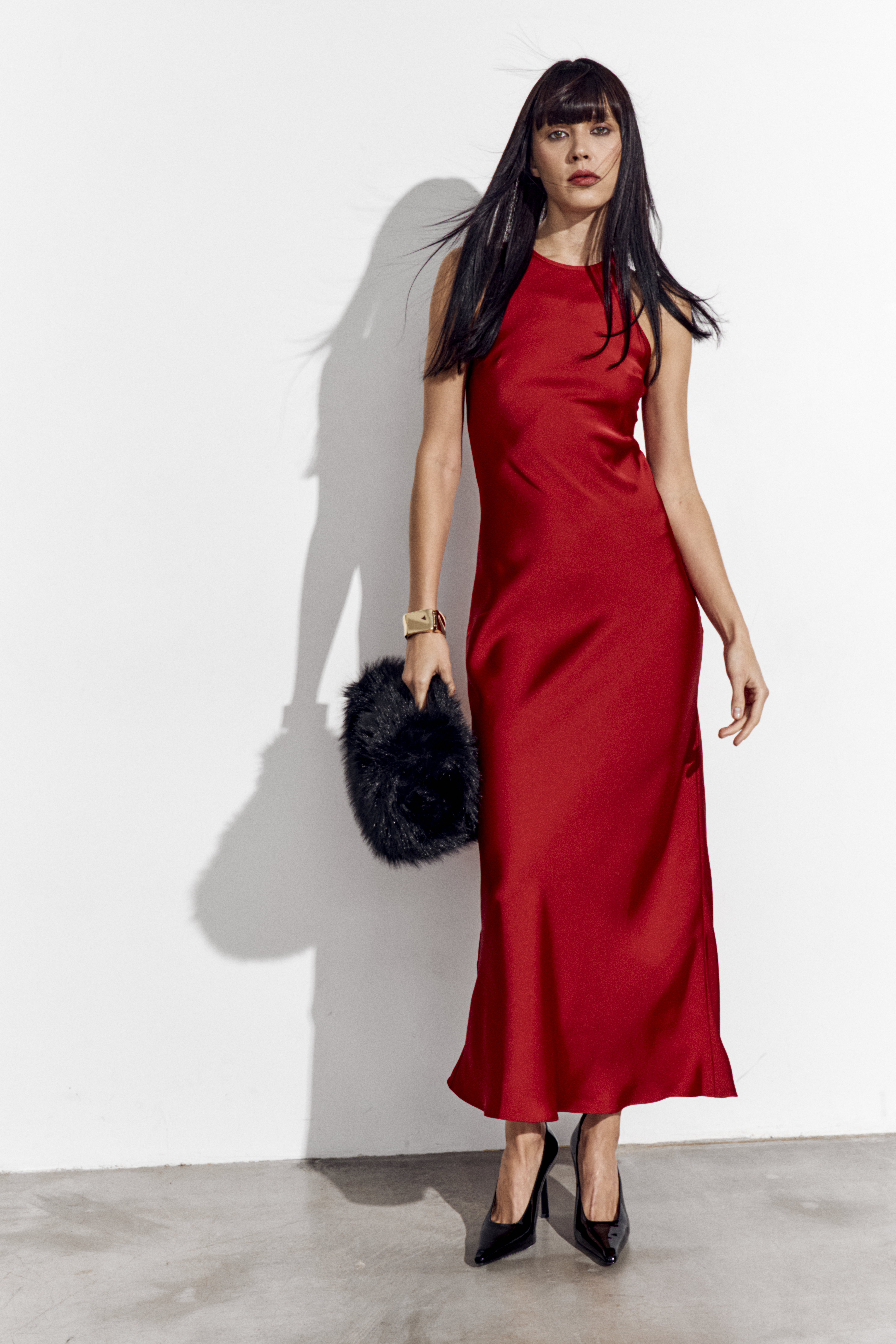  Платье атласное макси с каплей на спине