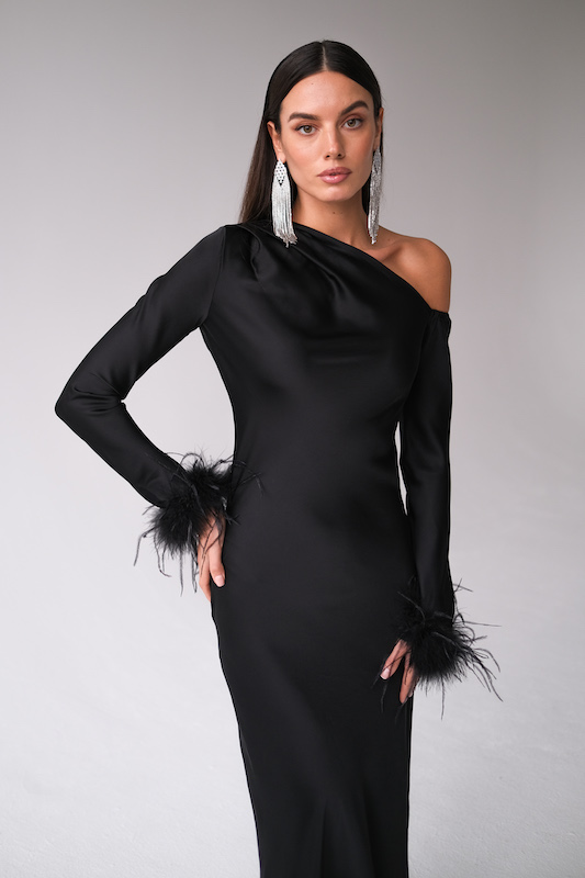  Платье с открытым плечом