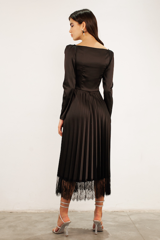Платье черное плиссе с кружевом