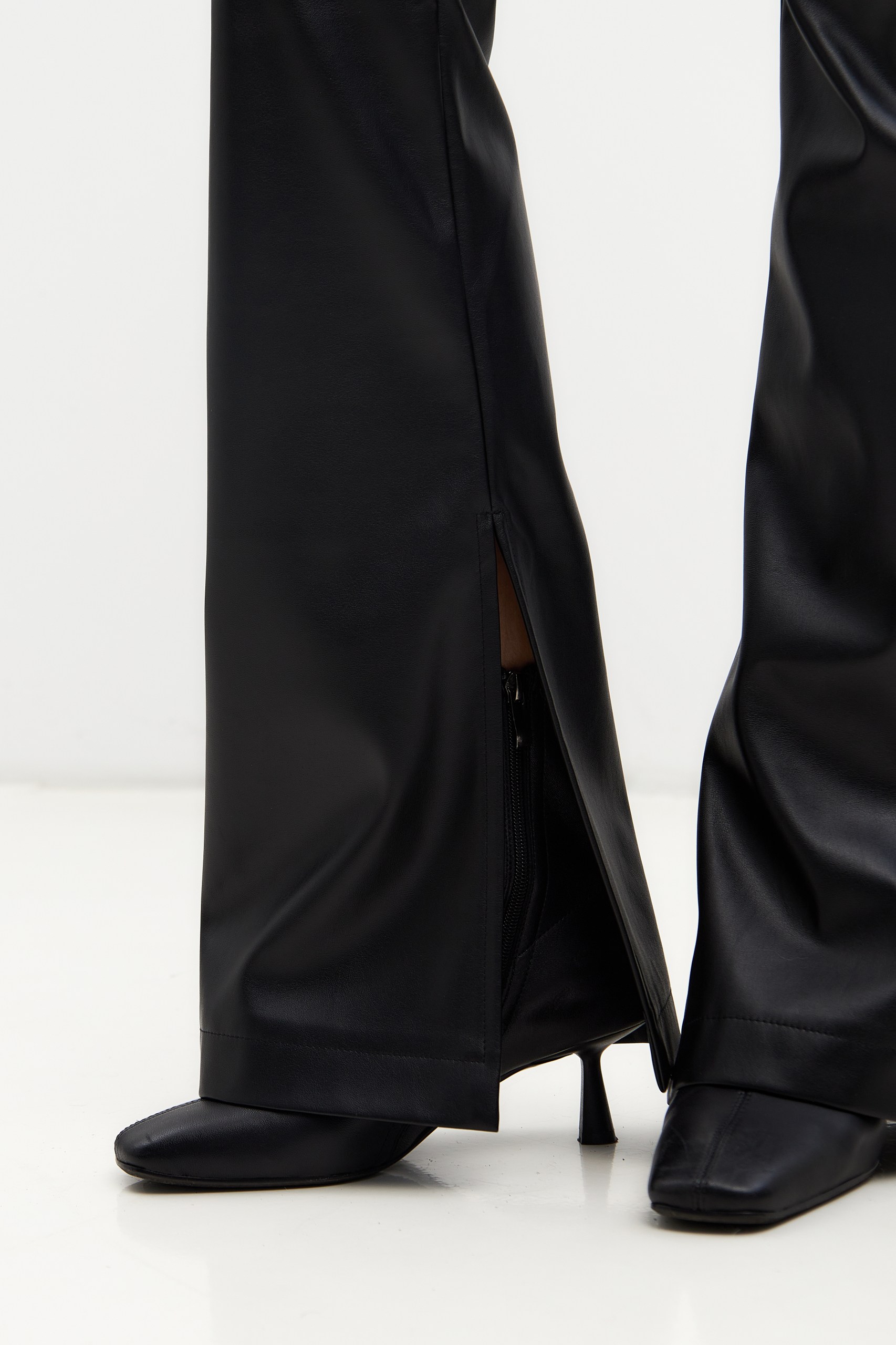 Брюки из эко кожи с разрезами 