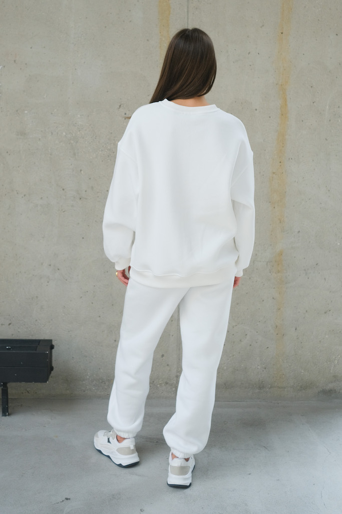 Свитшот с вышивкой молочный