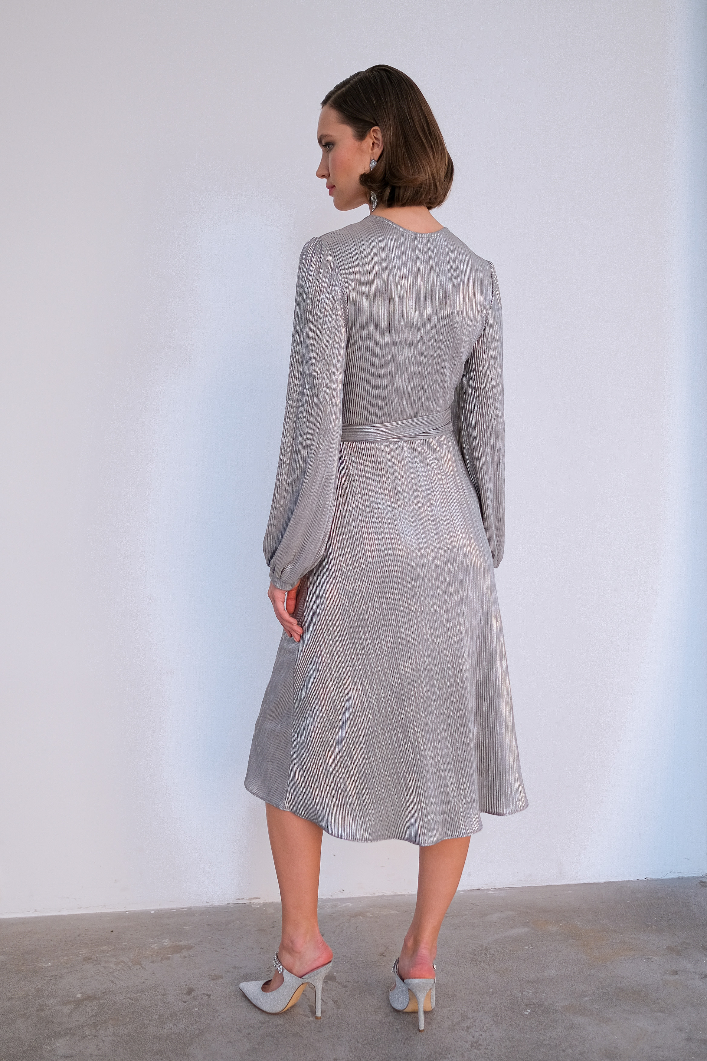 Платье на запах миди серебряное