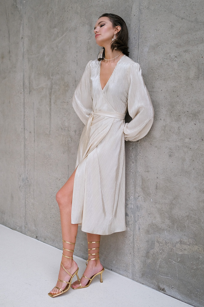 Платье на запах миди