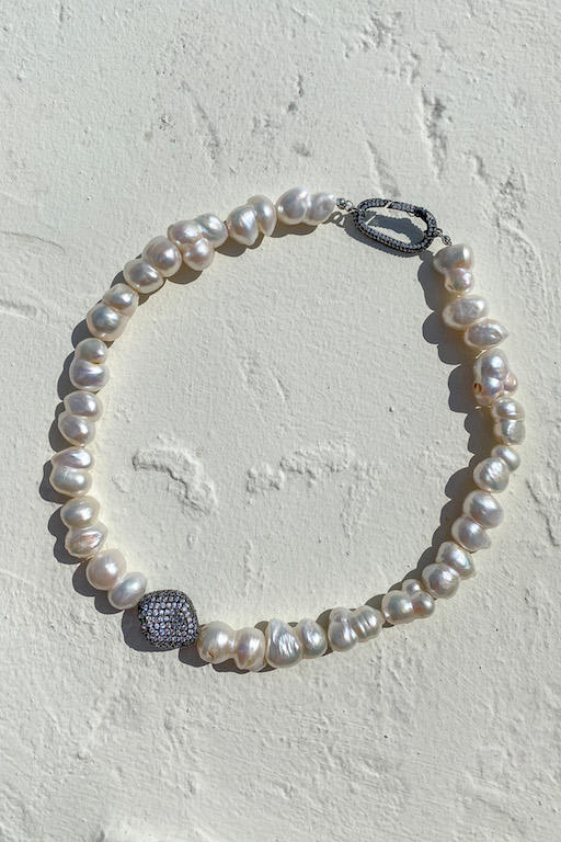 Ожерелье из крупного жемчуга с камнем со стразами