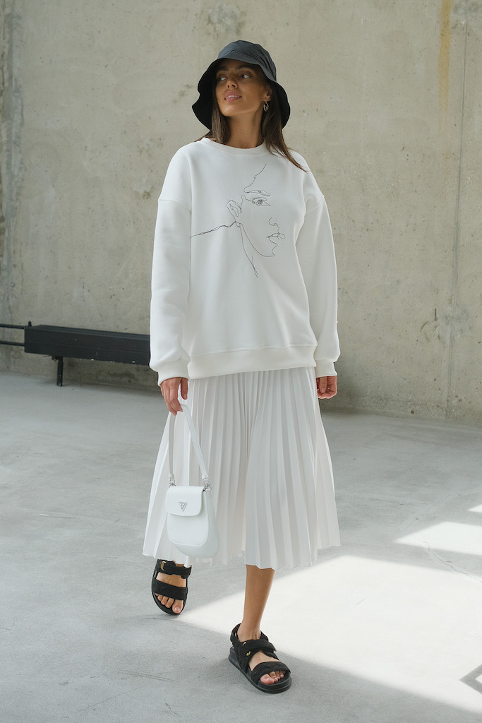 Свитшот с вышивкой молочный