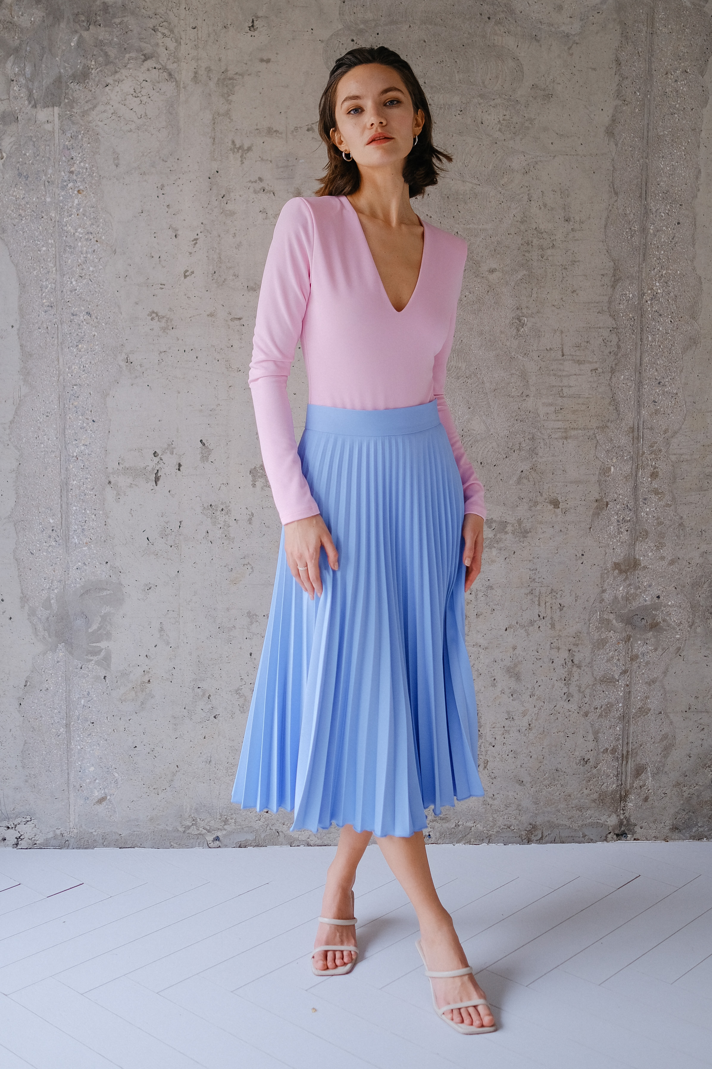 Боди с глубоким вырезом