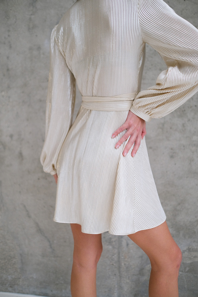 Платье на запах мини золотое