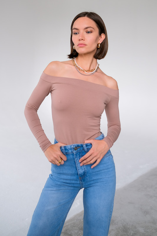 Топ с открытыми плечами