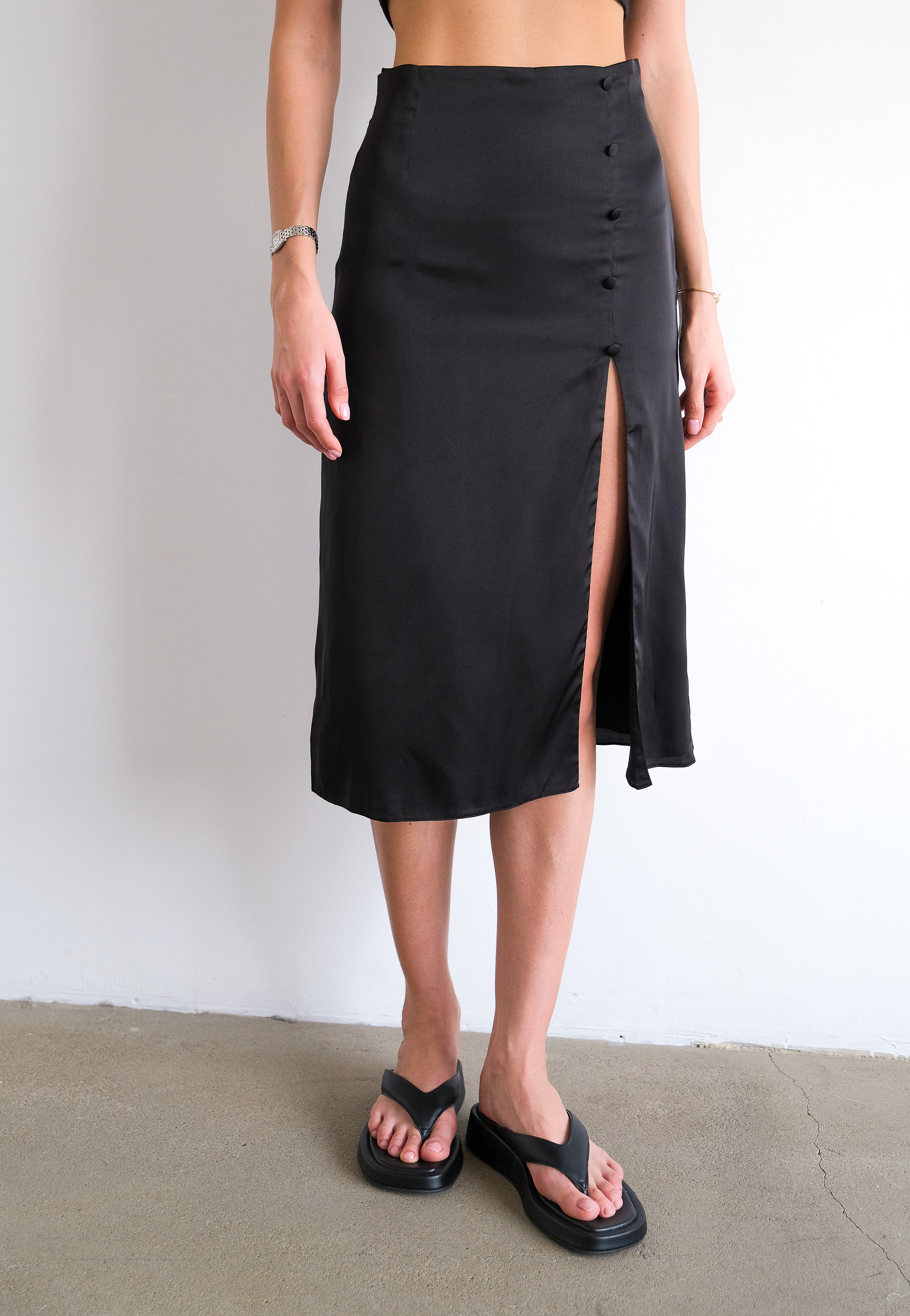 Юбка с разрезом черная