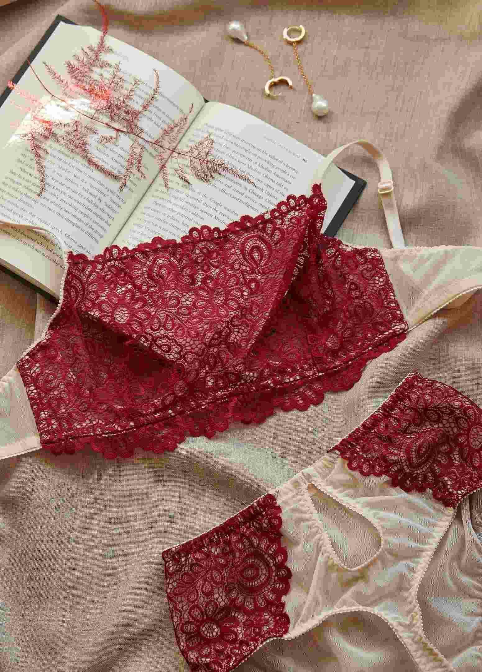 Бра из бордового кружева