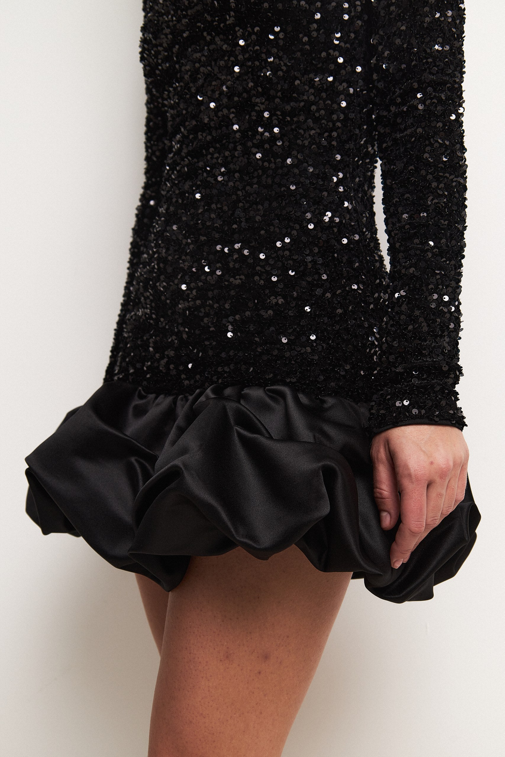 Платье с пайетками и открытой спиной 