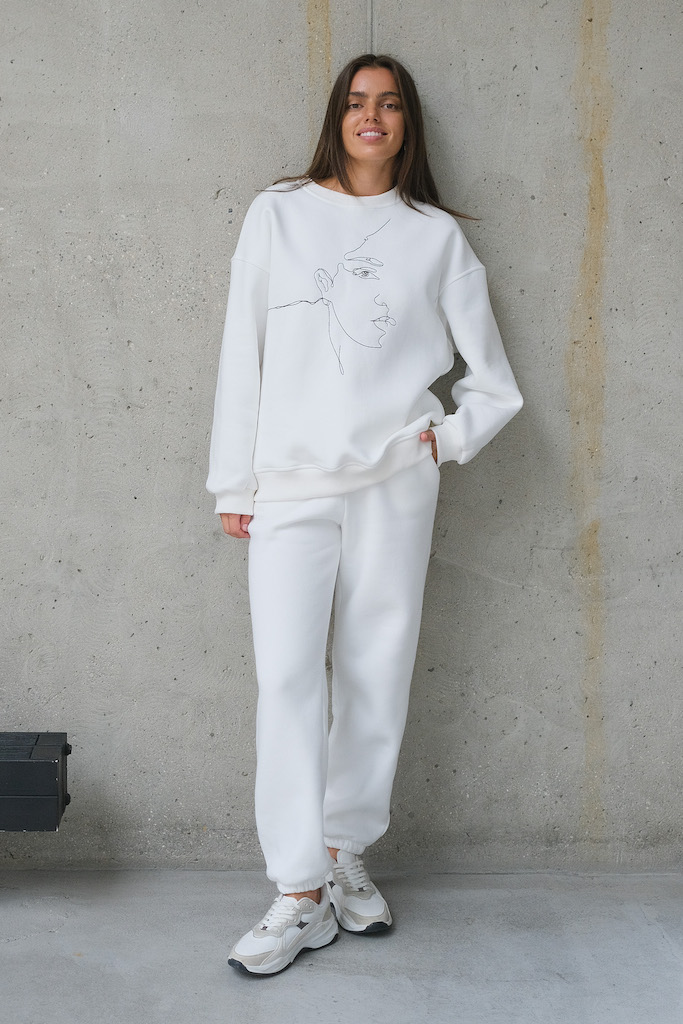 Свитшот с вышивкой молочный