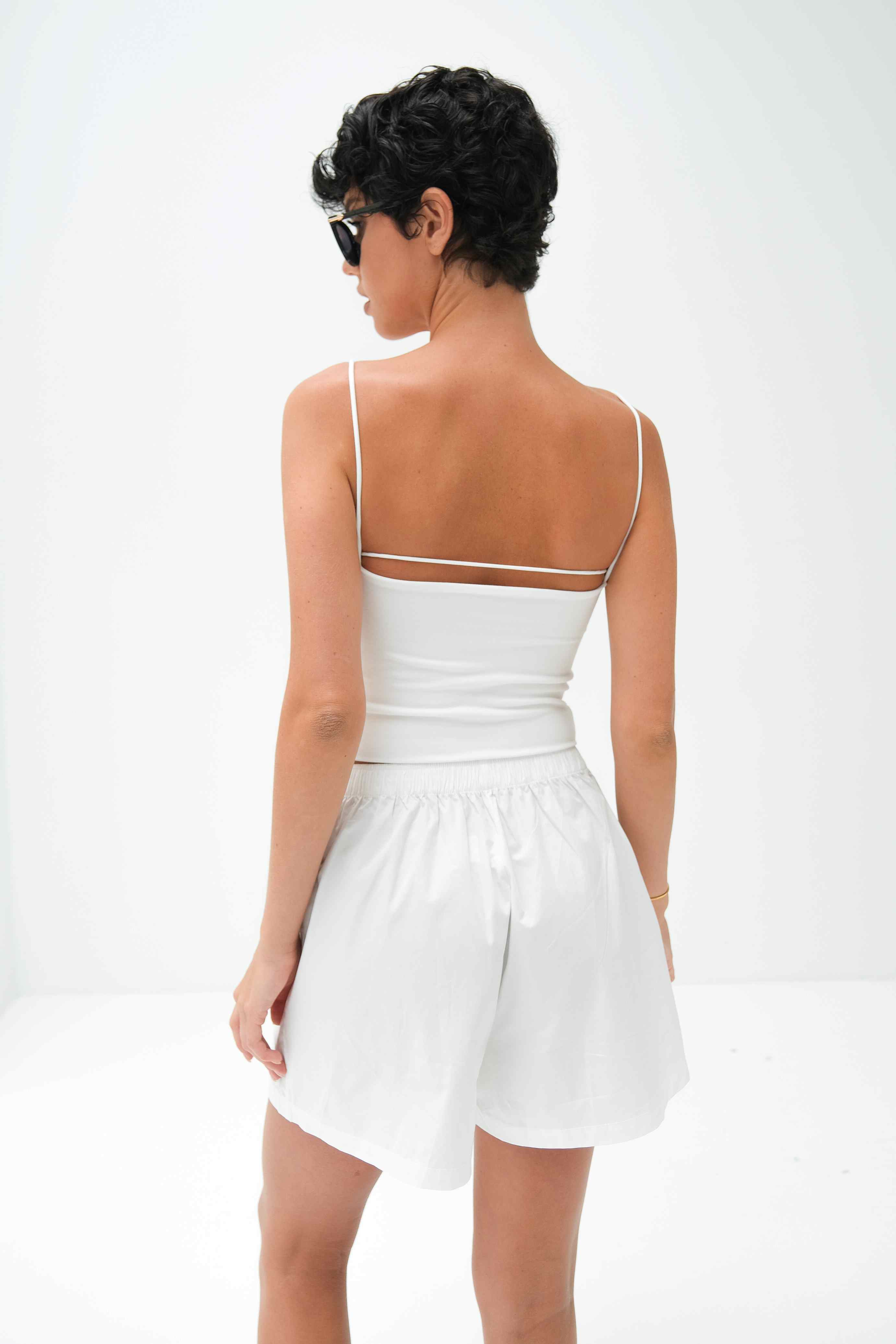 Топ молочный с ассиметричными лямками