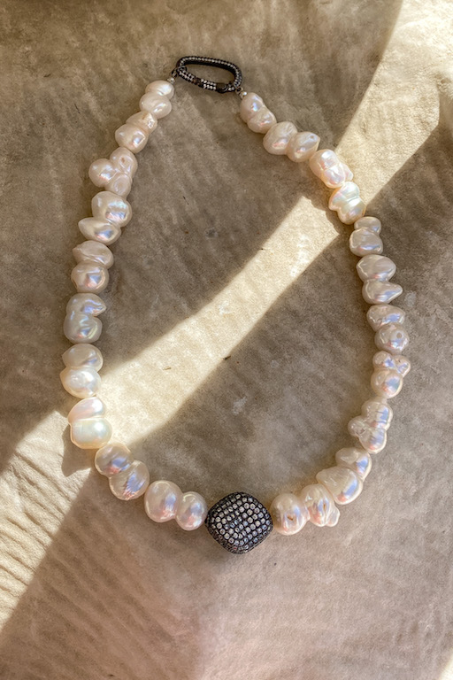 Ожерелье из крупного жемчуга с камнем со стразами