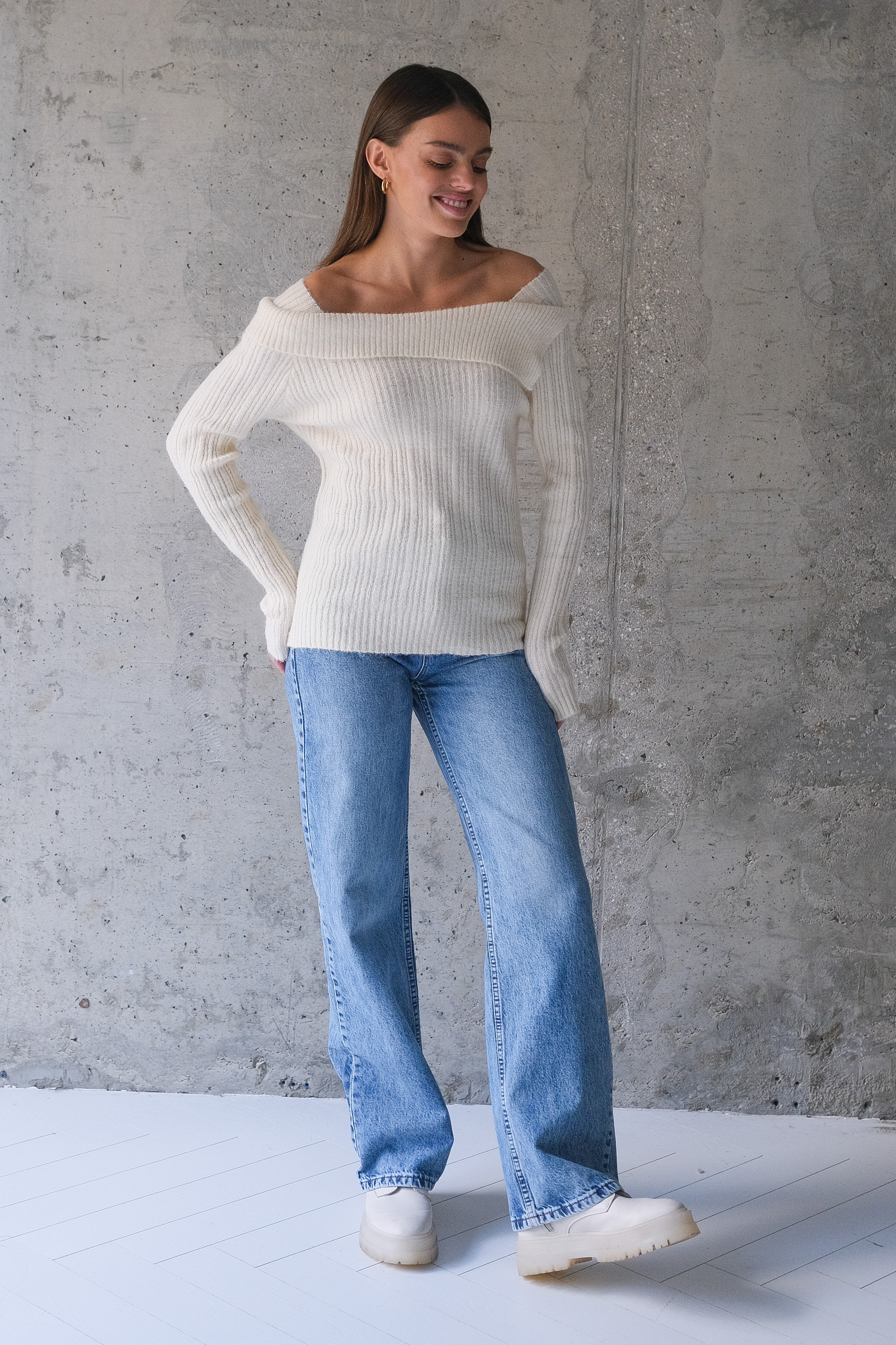 Свитер с открытыми плечами молочный