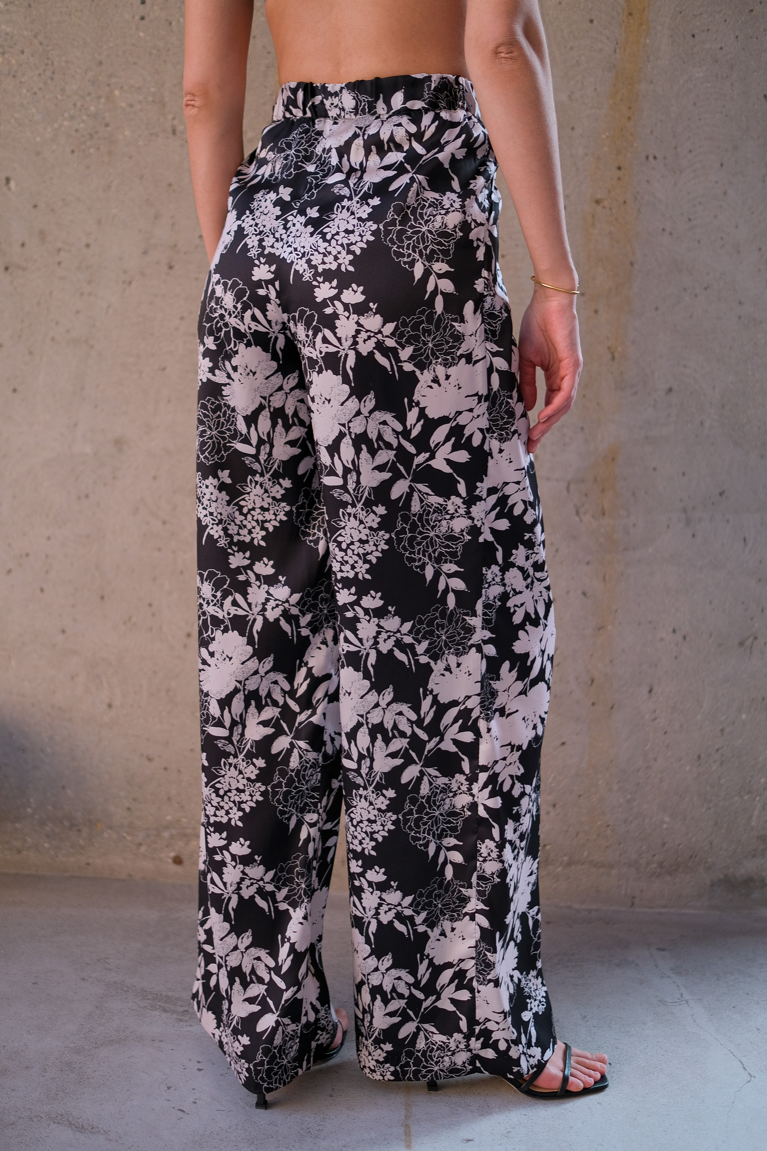 Брюки бежевые цветы