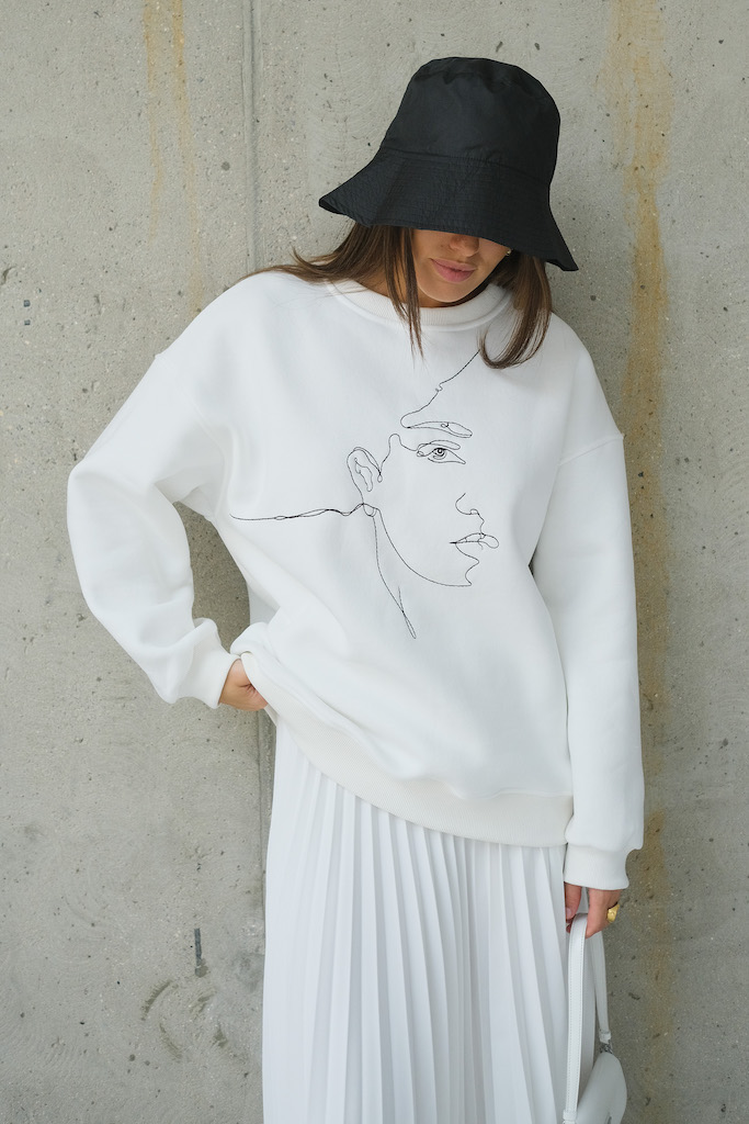 Свитшот с вышивкой молочный