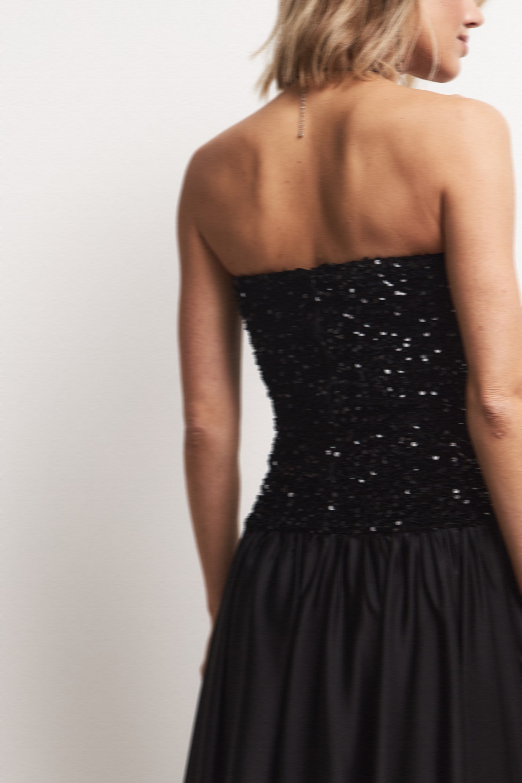 Платье-бандо с пайетками миди 