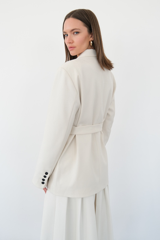  Жакет молочный с поясом