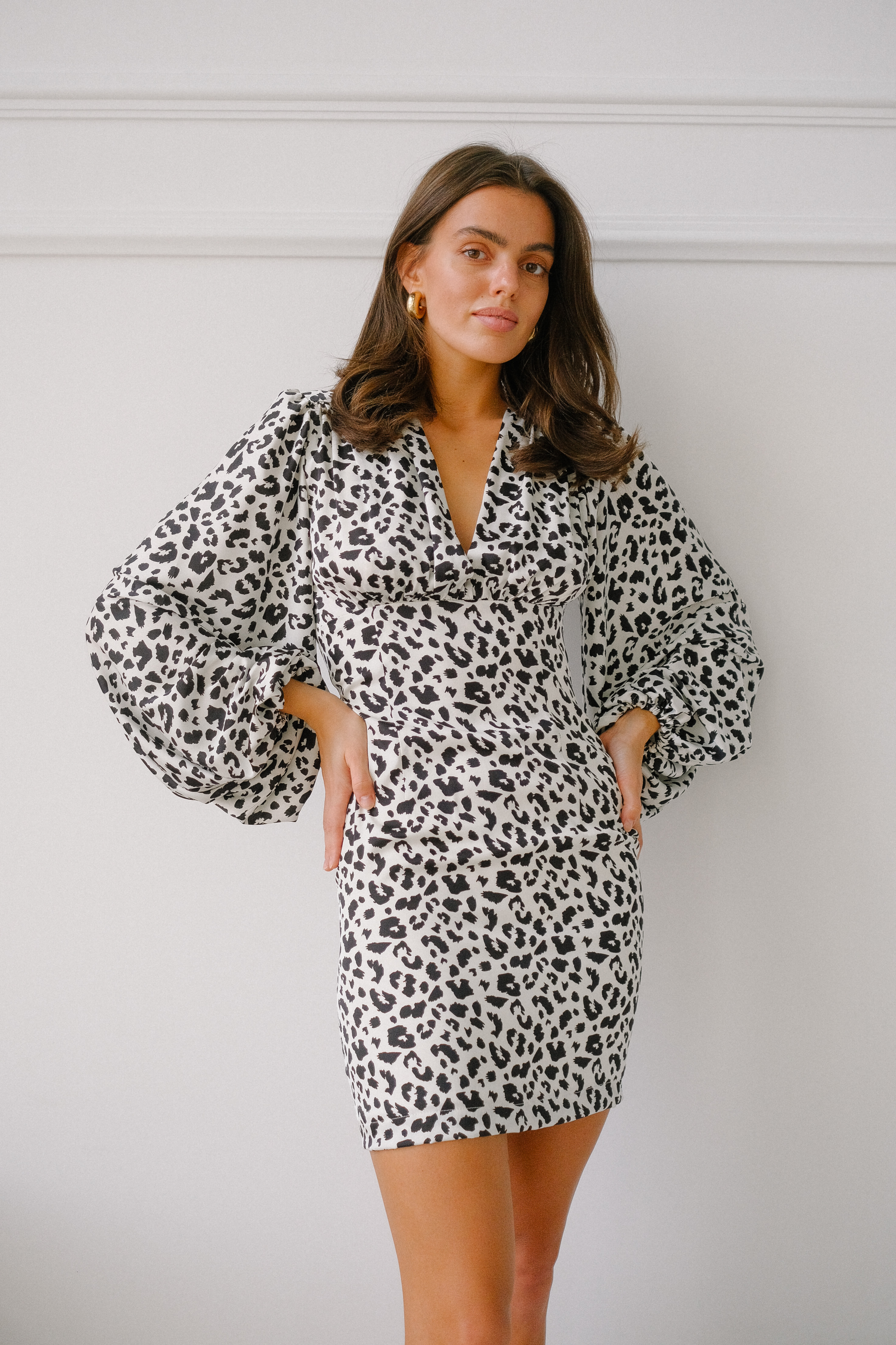 Платье мини с объемным рукавом лео