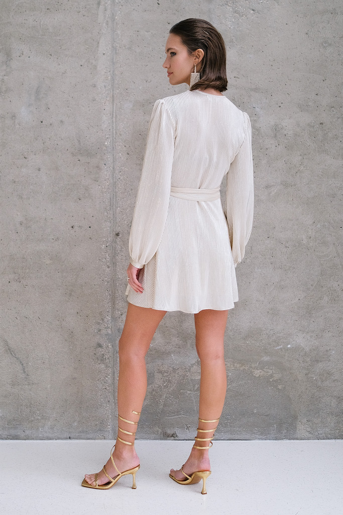 Платье на запах мини золотое