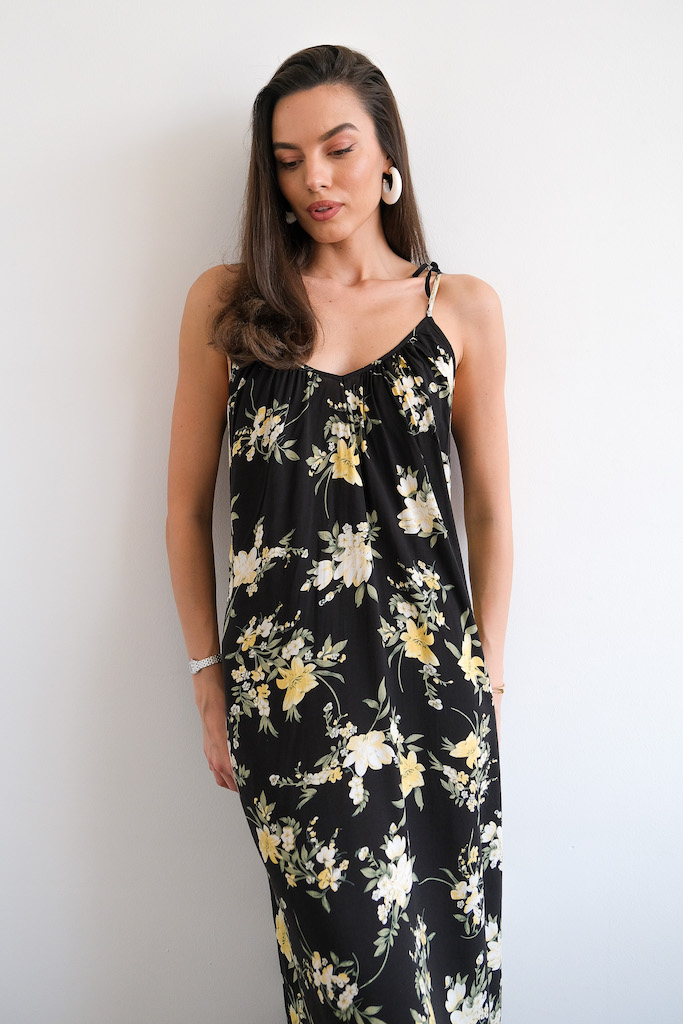 Платье на бретелях 