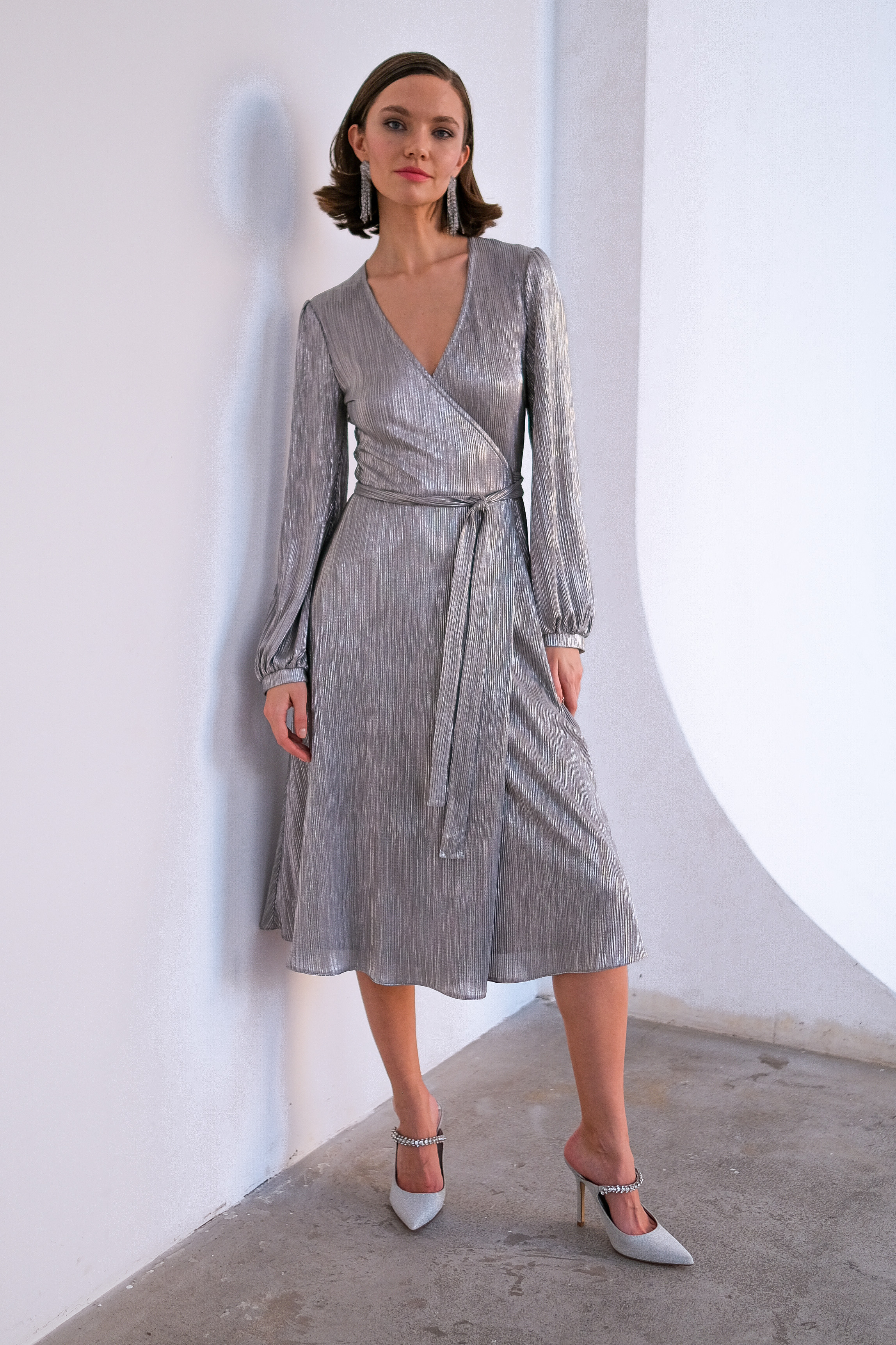 Платье на запах миди серебряное