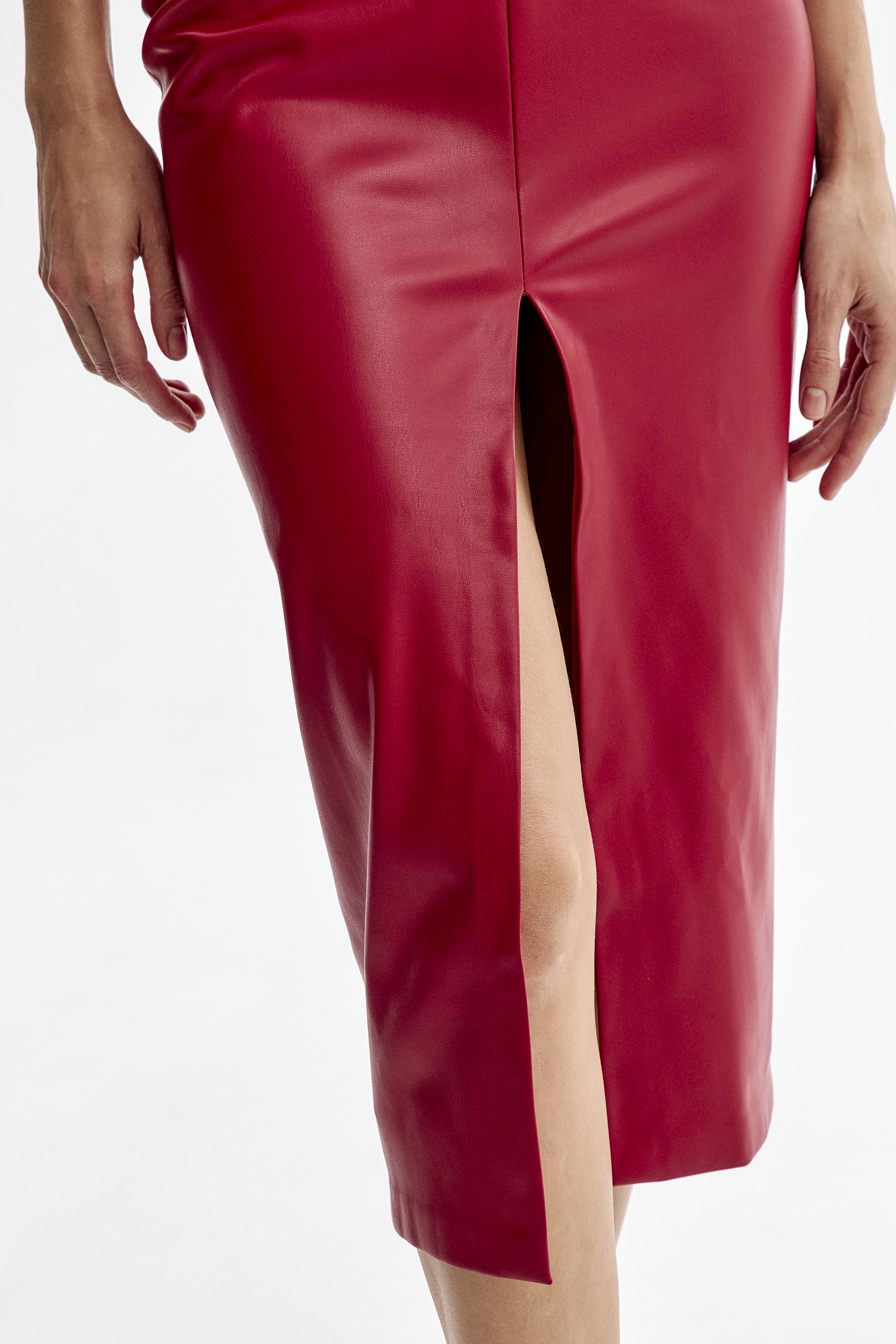 Юбка из эко кожи с разрезом 