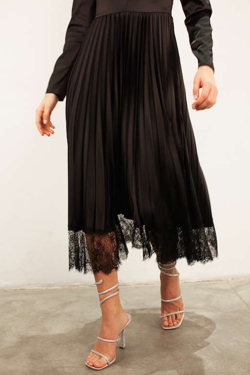 Платье черное плиссе с кружевом