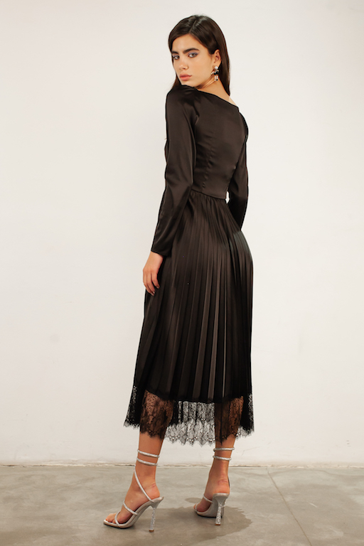 Платье черное плиссе с кружевом