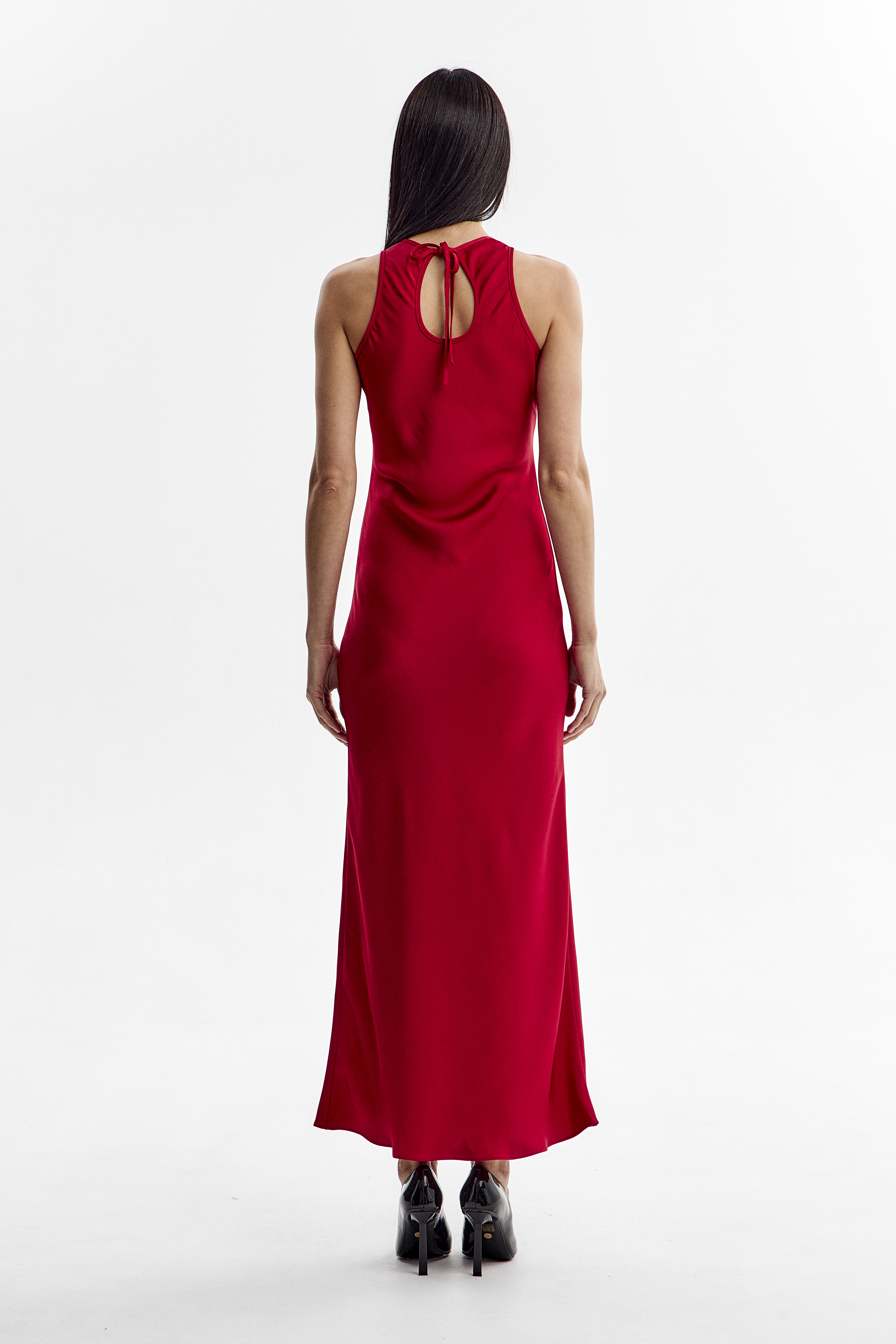 Платье атласное макси с каплей на спине