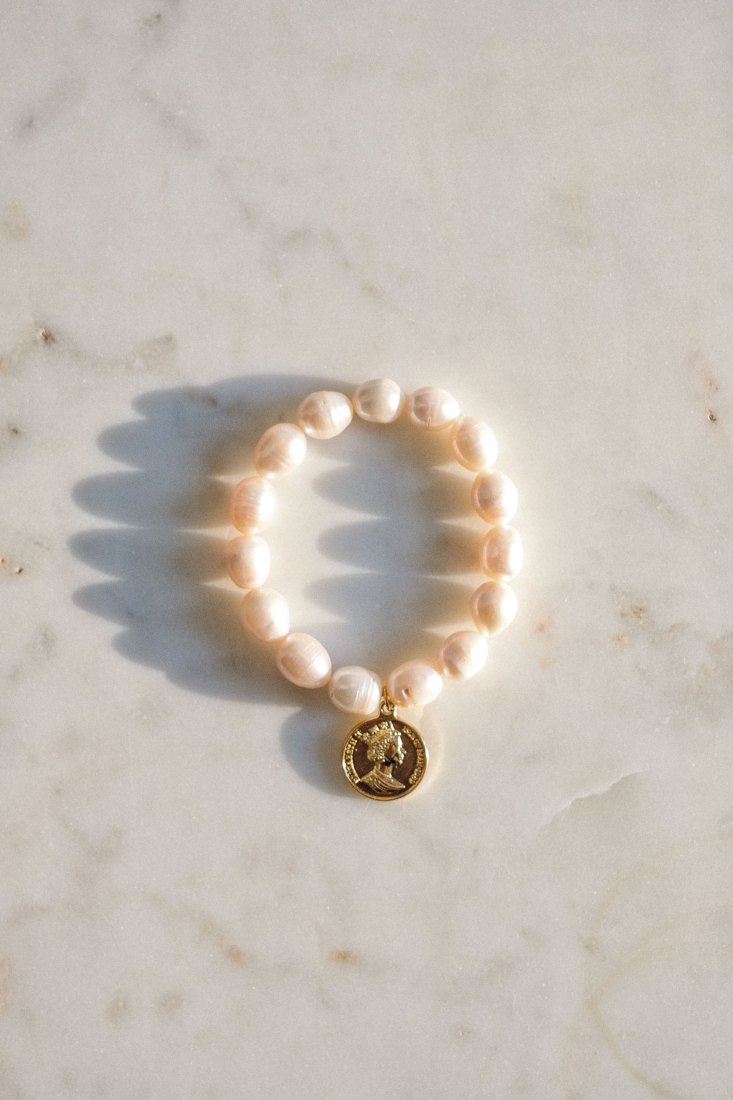 Браслет из жемчуга с монеткой 