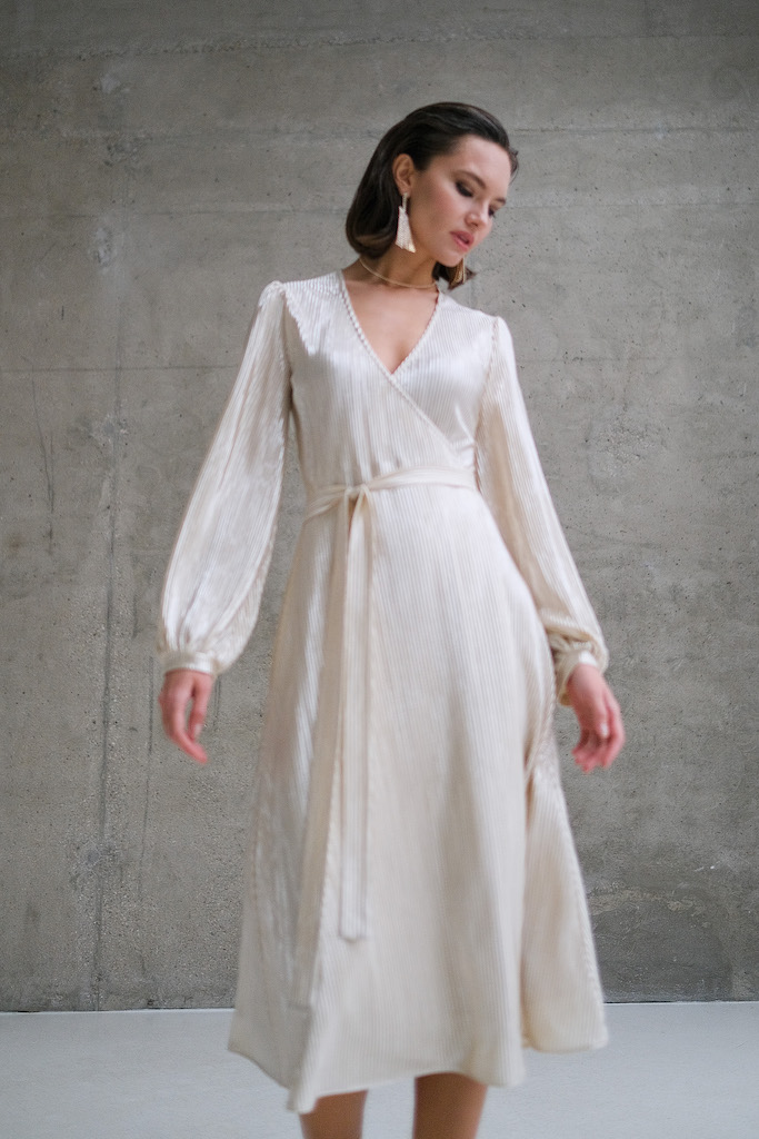 Платье на запах миди