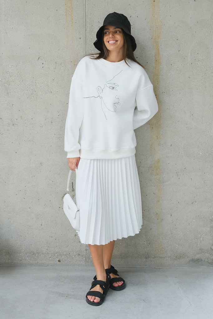 Свитшот с вышивкой молочный