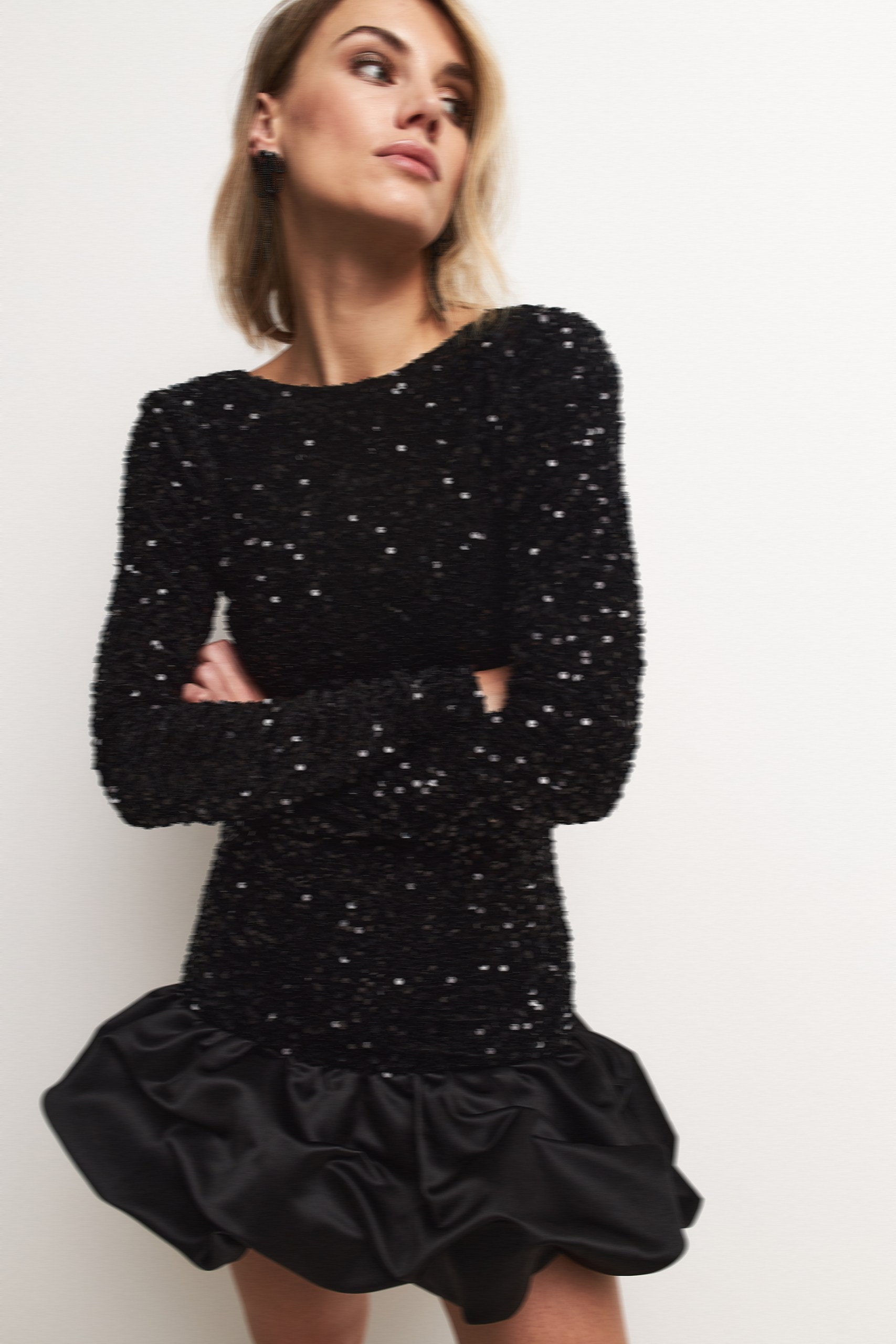 Платье с пайетками и открытой спиной 