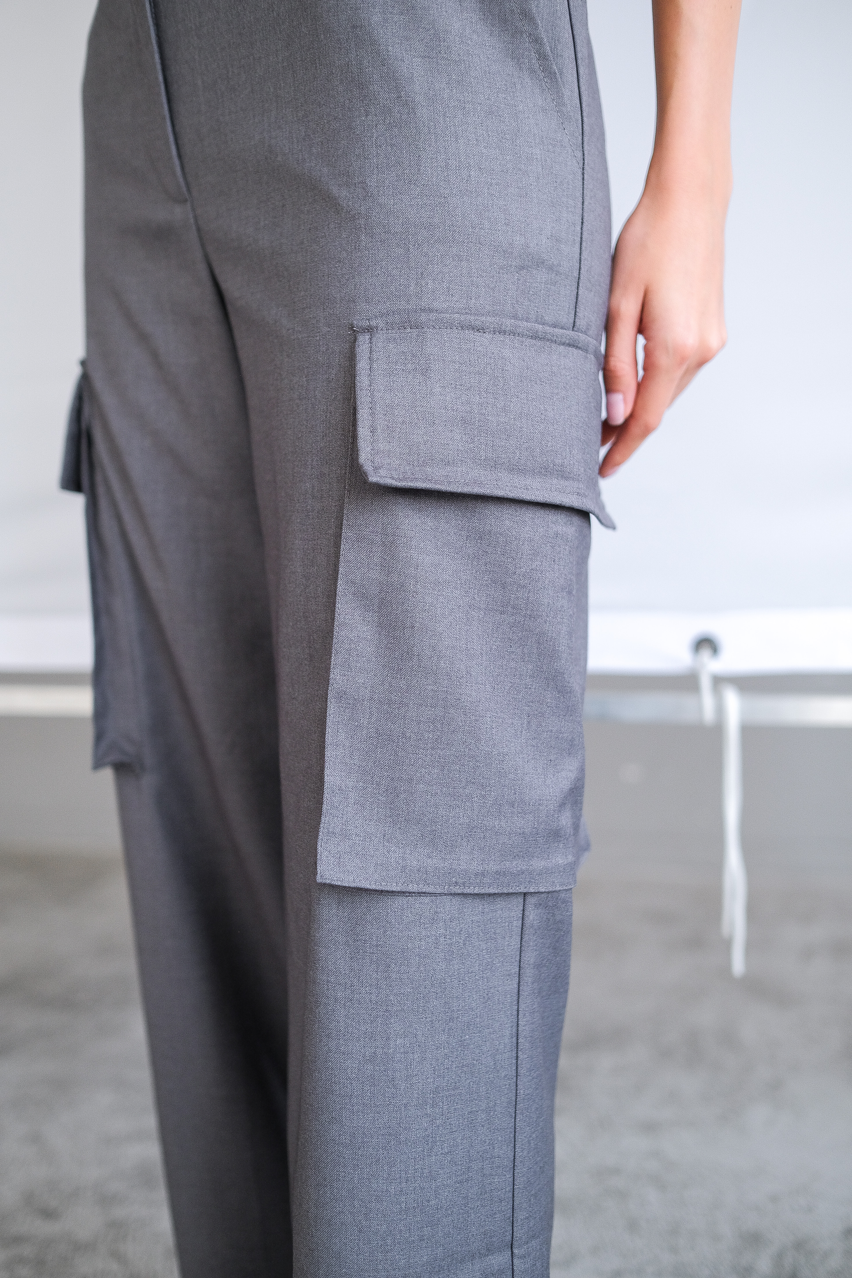 Брюки карго с накладными карманами