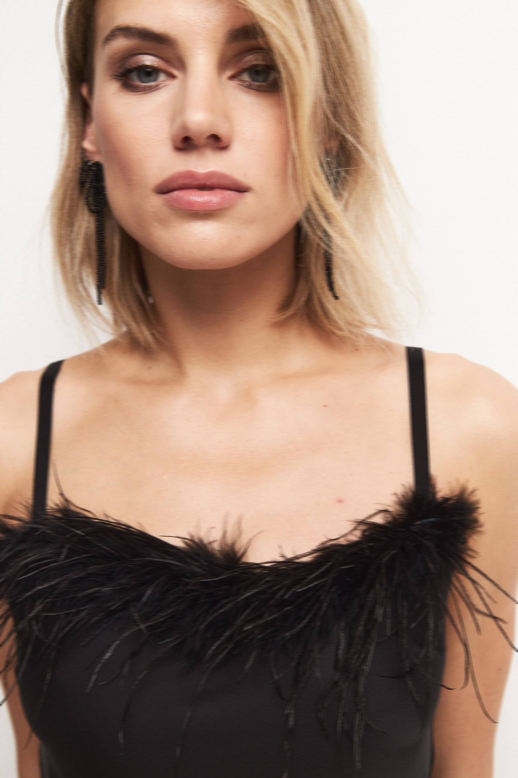 Платье-комбинация макси с перьями 