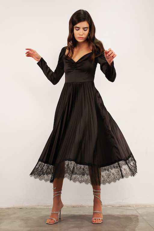 Платье черное плиссе с кружевом