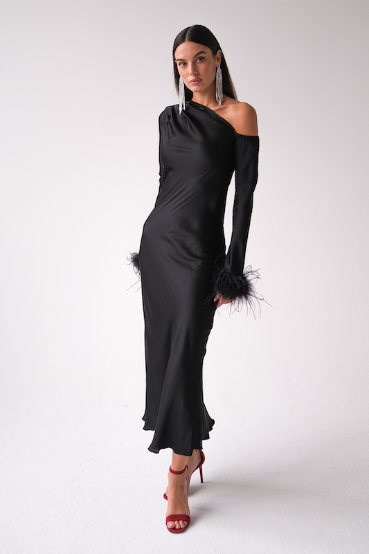  Платье с открытым плечом