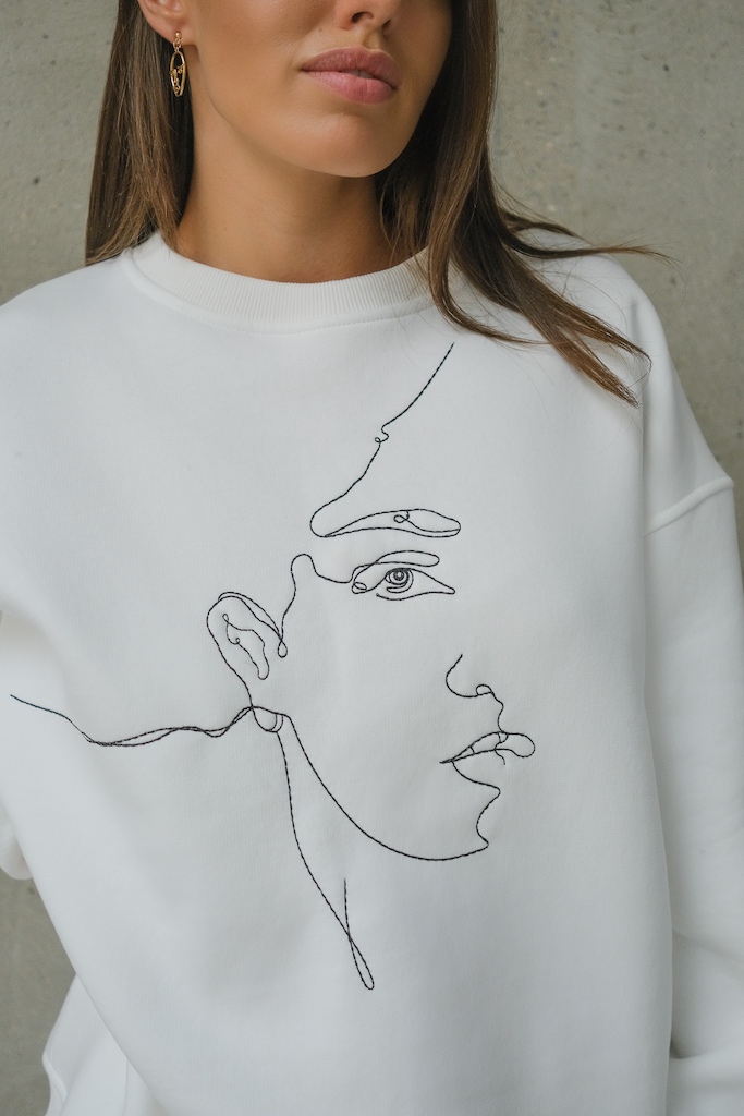 Свитшот с вышивкой молочный