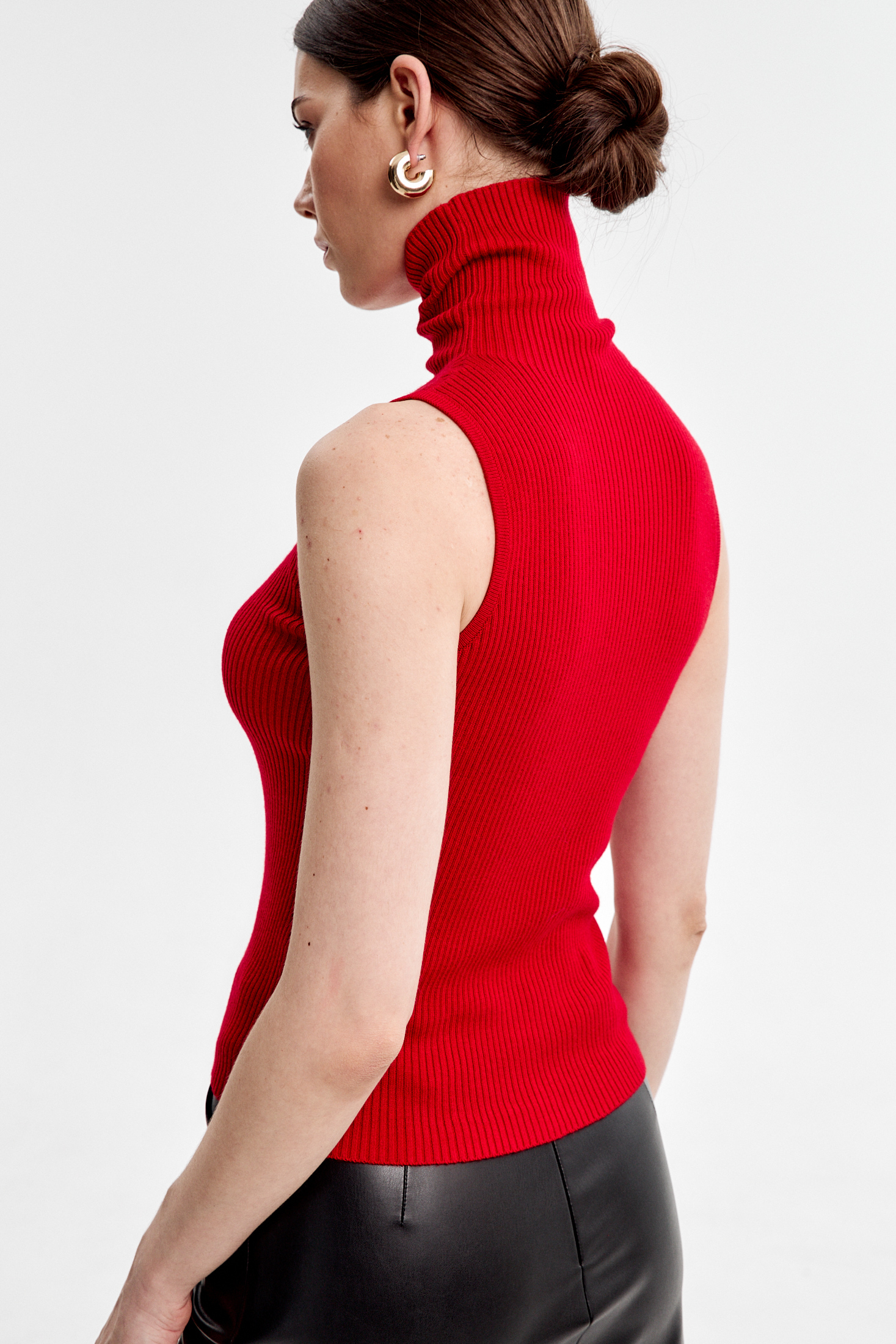 Топ с воротником стойка