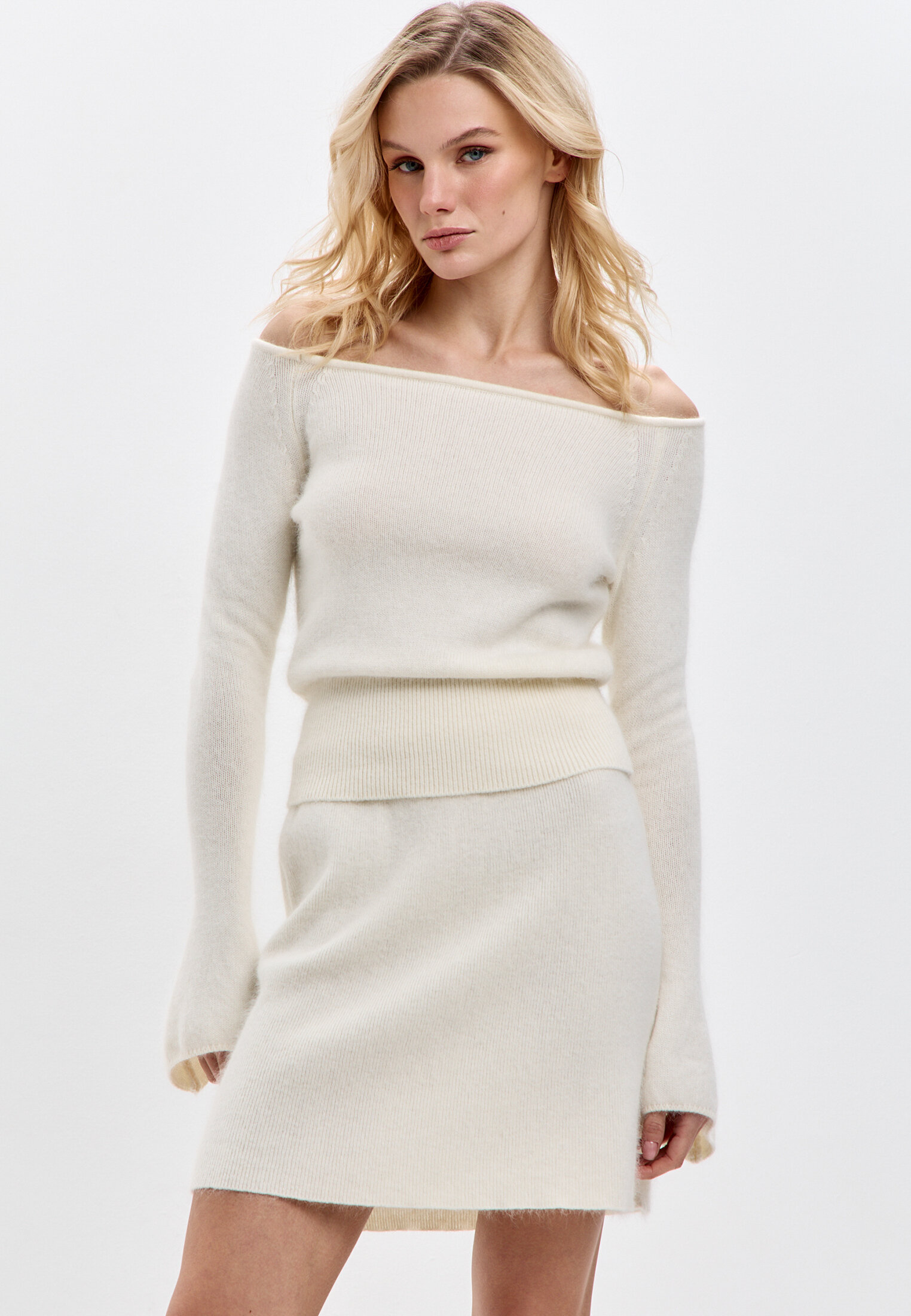 Джемпер с открытыми плечами