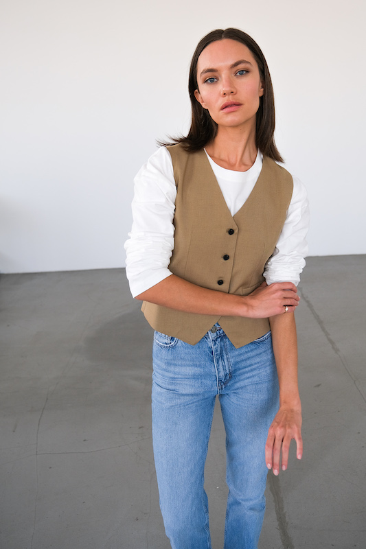  Жилет бежевый